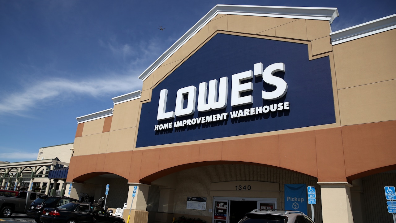 Is lowes open new years day