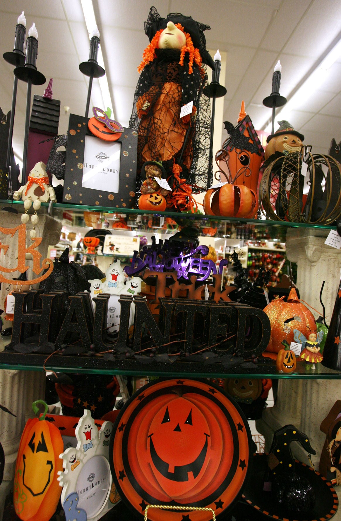Is hobby lobby open new years day