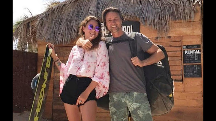 Martin henderson girlfriend