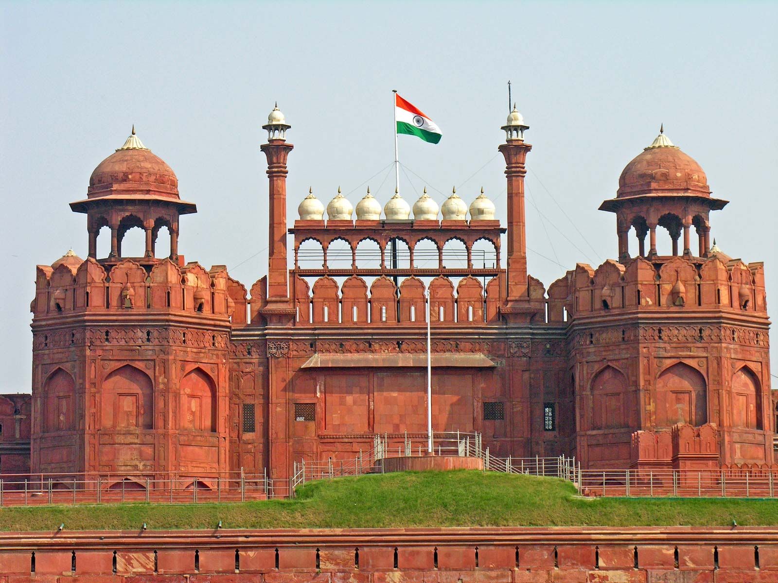 Who constructed the red fort
